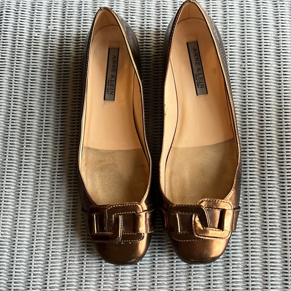 Anne Klein gold/bronze slip on, 7.5 - Picture 6 of 7